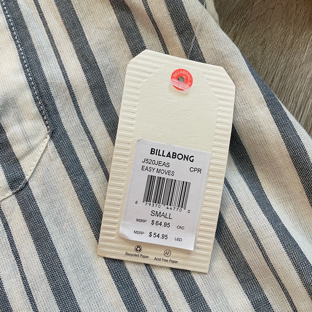 Billabong button up women’s shirt. New with tags. Size small. - Picture 4 of 6